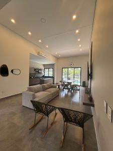 Posezení v ubytování BosqueVivo - Cabaña de lujo con piscina y jacuzzi en Doradal