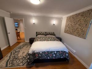 Dormitorio pequeño con cama con manta en Place near the Coquitlam River Park, en Coquitlam