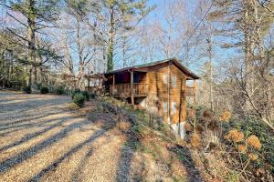 ハイランズにあるThe Spotted Owlの丘の上の森の木造小屋