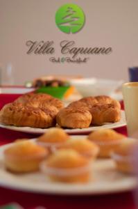 3 assiettes de pâtisseries assises sur une table dans l'établissement Villa Capuano B&B, à Camigliatello Silano