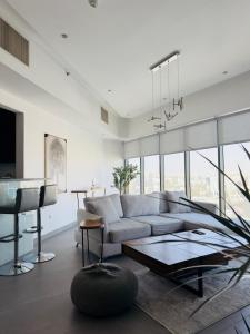 アンマンにあるAmazing Apartment heart of Ammanのソファとテーブルのあるリビングルーム