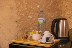 Příslušenství pro přípravu čaje a kávy v ubytování Ürgüp Masal pansiyon