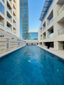 アンマンにあるAmazing Apartment heart of Ammanの建物の真ん中にあるプール