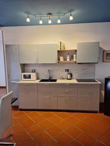 Η κουζίνα ή μικρή κουζίνα στο Casa Gatti, spacious accommodation on the ground floor