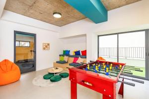 a living room with a table with toys on it at Studio Completíssimo Próximo a PUC PR - URB0403 in Curitiba