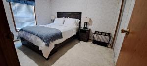 Ένα ή περισσότερα κρεβάτια σε δωμάτιο στο Kat's Get Away Cabin