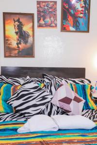 Una cama o camas en una habitación de Adem Cozy Home