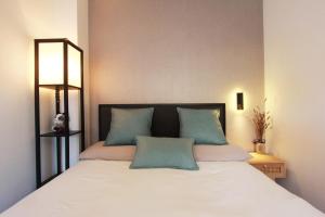 Giường trong phòng chung tại Riverside Retreat Leeds City Location Modern 2-Bed 2-Bath Townhouse & Free Parking