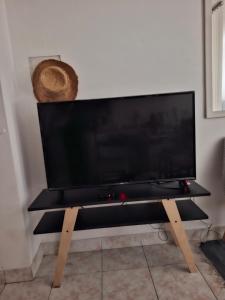 a large flat screen tv on a wooden stand at Céntrico Amplio Luminoso in Rosario