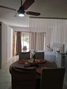 a living room with a table and a ceiling fan at Céntrico Amplio Luminoso in Rosario