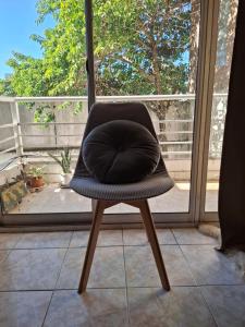 a black chair with a black pillow on it at Céntrico Amplio Luminoso in Rosario