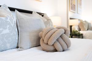 Hooにある1BR River Retreat - Sleeps 4 - Parkingの枕付きベッドに座るぬいぐるみ