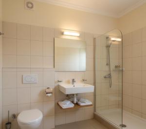 een badkamer met toilet, wastafel en douche bij Summerlife Apart Hotel in Antalya +6 foto's