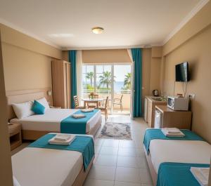 een hotelkamer met twee bedden en een balkon bij Summerlife Apart Hotel in Antalya