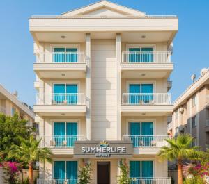 een gebouw met een bord ervoor bij Summerlife Apart Hotel in Antalya