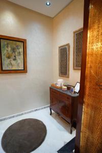 ラバトにあるLe 146 - Art of Livingのデスク付きの部屋 +21枚の写真