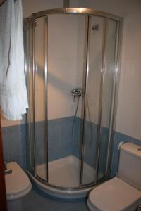 a bathroom with a shower and a toilet at Apartamento de Playa Somo Loredo in Loredo