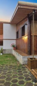 une maison avec une terrasse couverte et une clôture en bois dans l'établissement Pousada Ilha Sul, à Cananéia