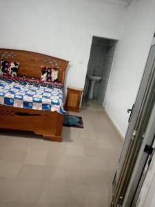 un dormitorio con una cama en una habitación en Lepianodekory, en Poutou