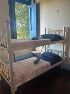 En eller flere senge i et værelse på Hostel Cadê Teresa