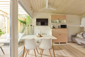 une cuisine et un salon avec une table et des chaises dans l'établissement Relax Balaton, à Balatonőszöd