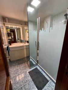 Vannituba majutusasutuses Acogedora habitación en barrio madrileño con encanto