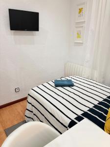 Voodi või voodid majutusasutuse Acogedora habitación en barrio madrileño con encanto toas +14 fotot