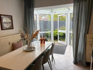 ein Esszimmer mit Tisch und Stühlen und einem Fenster in der Unterkunft Ferienwohnung Seeglück - 4 Schlaf- & 4 Badezimmer in Tauche