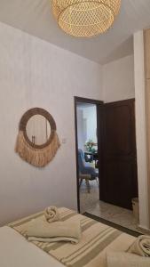 Ένα ή περισσότερα κρεβάτια σε δωμάτιο στο Nomad's Nook - Mediterranean Boho Escape +46 φωτογραφίες