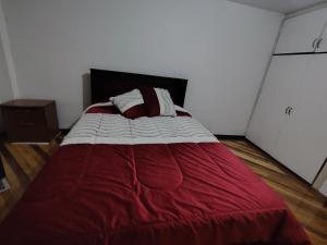 Postel nebo postele na pokoji v ubytování Departamento en zona residencial cerca del centro