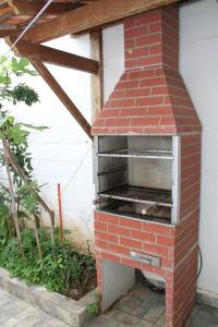 a brick oven with a pizza inside of it at Aunt A CASA DOS SONHOS DA TIA LETÍCIA in Miguel Pereira