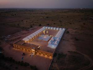 ジャイサルメールにあるGrand Inara Campの照明付きの大きな建物の空中風景