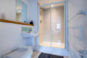 Ένα μπάνιο στο Luxury apartment in Stratford +8 φωτογραφίες