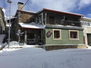 As Miguiñas do Cebreiro في بييدرافيتا: منزل في الثلج المقابل