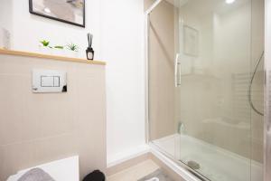 Hooにある1BR River Retreat - Sleeps 4 - Parkingのバスルーム(シャワー、ガラス張りのシャワーブース付) +23枚の写真