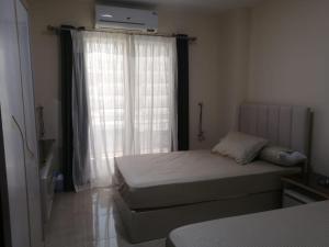 Postel nebo postele na pokoji v ubytování Tiba Golden Resort + 9 fotografií