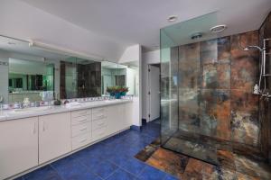Bilik mandi di Seabreeze Sanctuary - Paihia Holiday Home +24 gambar