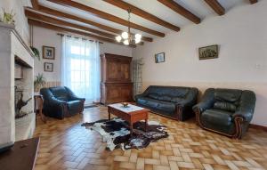 Una sala de estar con dos sofás de cuero y una mesa. en Stunning Home In Ceaux-En-Loudun, en Ceaux-en-Loudun