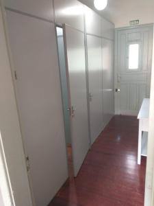 an empty room with two doors and a hallway at Pensão da Su in Caxias do Sul