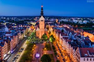 エルブロンクにあるApartament Veronaの夜の街の航空写真 +2枚の写真