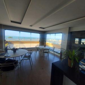 福塔莱萨Residence Scala的配有桌椅的海景客房