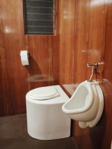 un baño con inodoro y lavabo en Uros encantos del titikaka lodge, en Puno