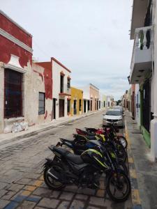 カンペチェにあるSuite Puerto centro histórico Campecheの路脇に停められた一列のバイク
