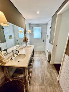 サン・グレゴリオ・デ・ポランコにあるSpectacular house in a private neighborhoodの洗面台が2つと大きな鏡があるバスルーム