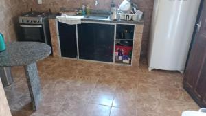 a kitchen with a sink and a refrigerator at Um lugar para você desfrutar de paz in Conde +4 photos