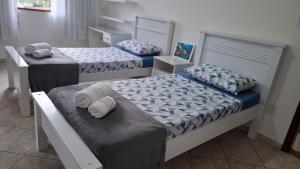 a bedroom with two beds with pillows on them at Casa Jardim da Serra in Juiz de Fora +48 photos