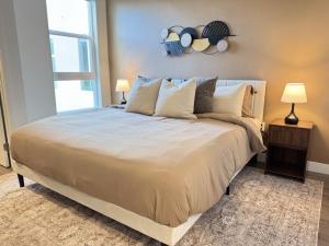 ein Schlafzimmer mit einem großen Bett mit zwei Lampen in der Unterkunft New Oasis Near Disneyland Pool Gym Free Parking in Tustin + 60 Fotos