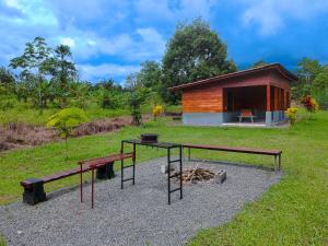 JabillosにあるCabaña Ecos del Ríoの田台