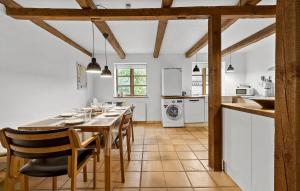 オテルプにある2 Bedroom Gorgeous Apartment In Otterupのテーブルと椅子のあるキッチンとダイニングルーム