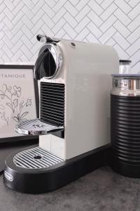 a toaster sitting on top of a table at nestup - Zentrales Apartment mit Boxspringbetten, Smart-TV und ausgestatteter Küche in Kassel